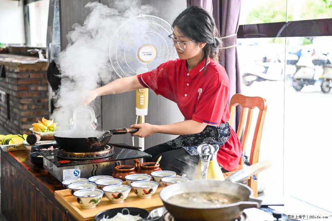全网追的“扁担女孩”，找了一份暑假工，时薪12元 - 德州生活资讯 - 德州28生活网 dz.28life.net